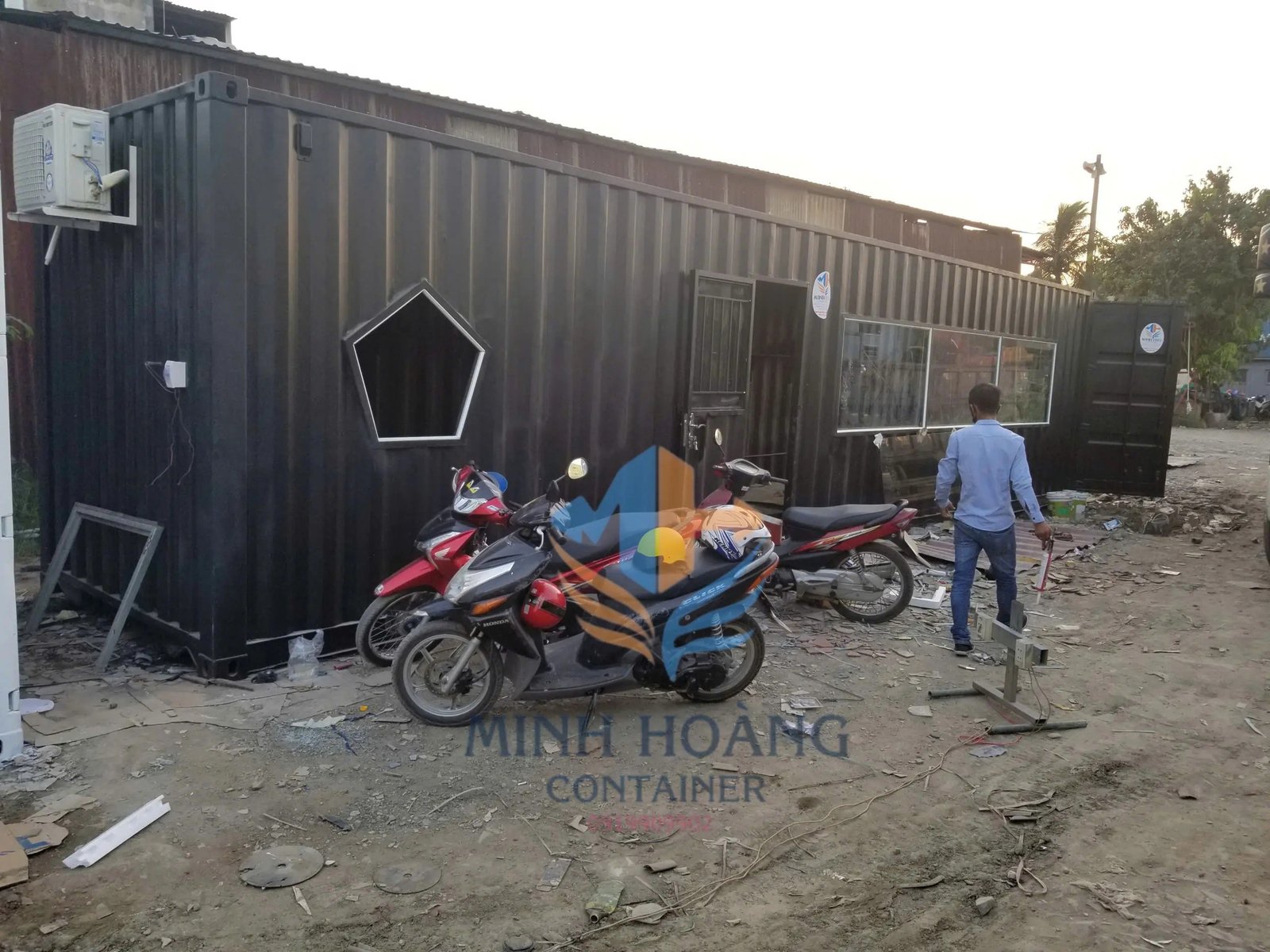 Container Cafe 40 Feet Đen Khung Kính Không Gian Mở